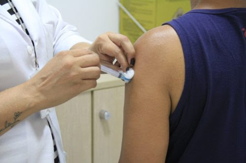 São Gonçalo retoma vacinação contra covid-19 para grupos prioritários com mais de 12 anos