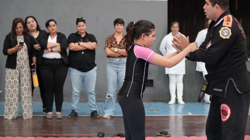 São Gonçalo ensina autodefesa para mulheres motoristas de aplicativo