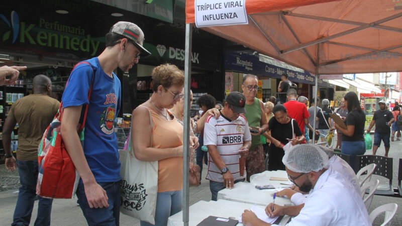 Saúde faz atendimento no calçadão de Alcântara para vacinar a população