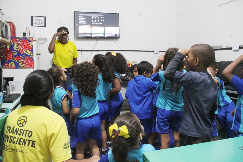 Crianças da rede municipal de ensino participam de ação sobre o Maio Amarelo
