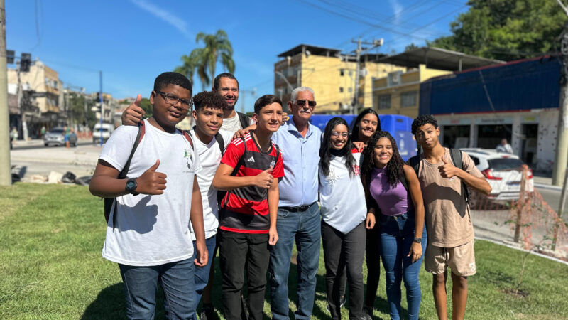 Alunos do CIUG participam de ação de plantio no MUVI