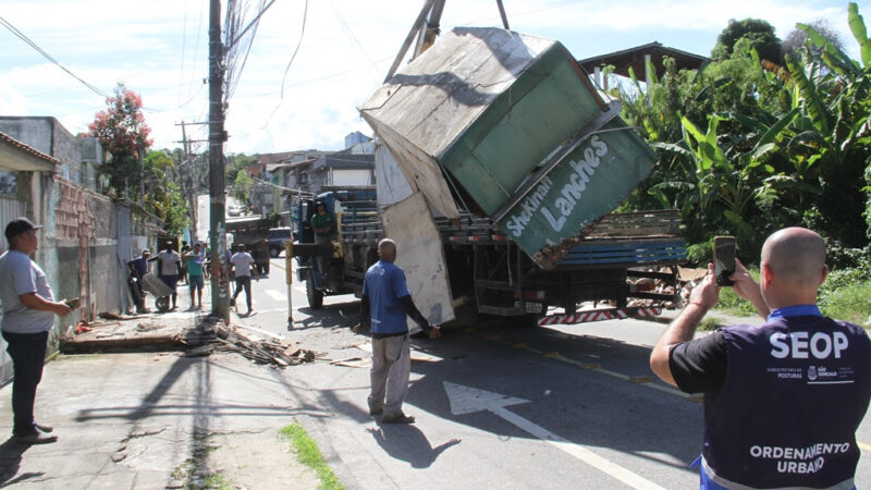 Posturas remove trailers irregulares no bairro Raul Veiga