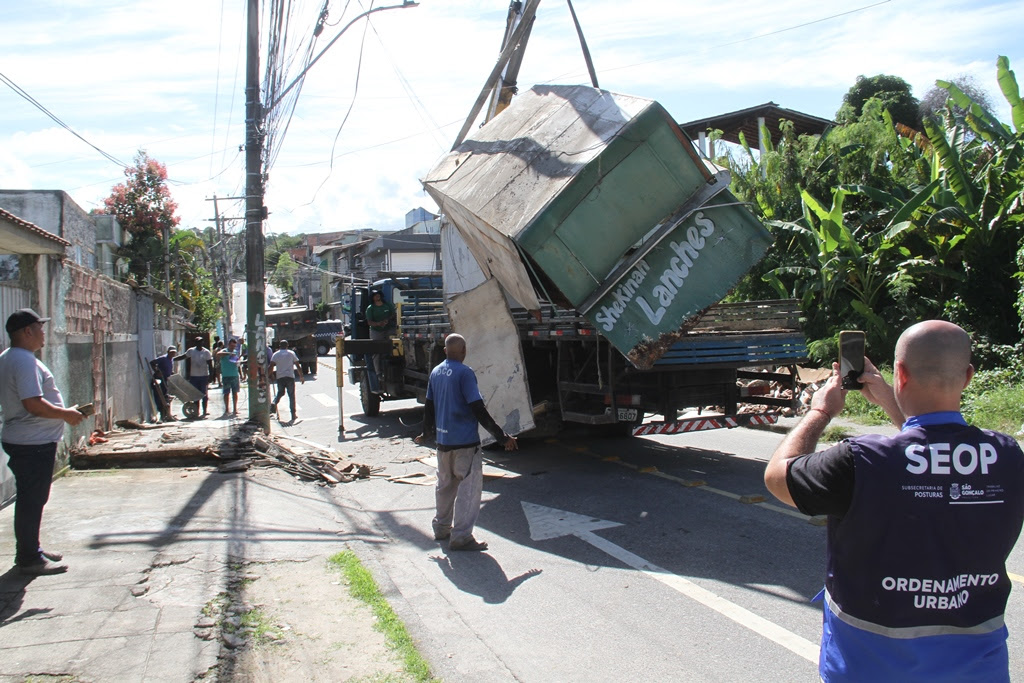 Posturas remove trailers irregulares no bairro Raul Veiga