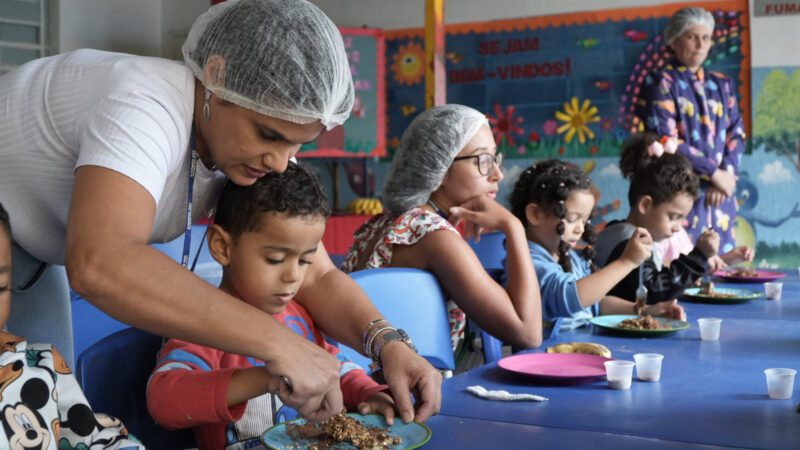 Crianças da Educação Infantil participam de oficina culinária