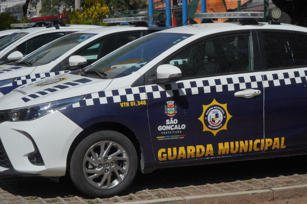 Guarda Municipal flagra homem que dirigia moto pela calçada no Centro