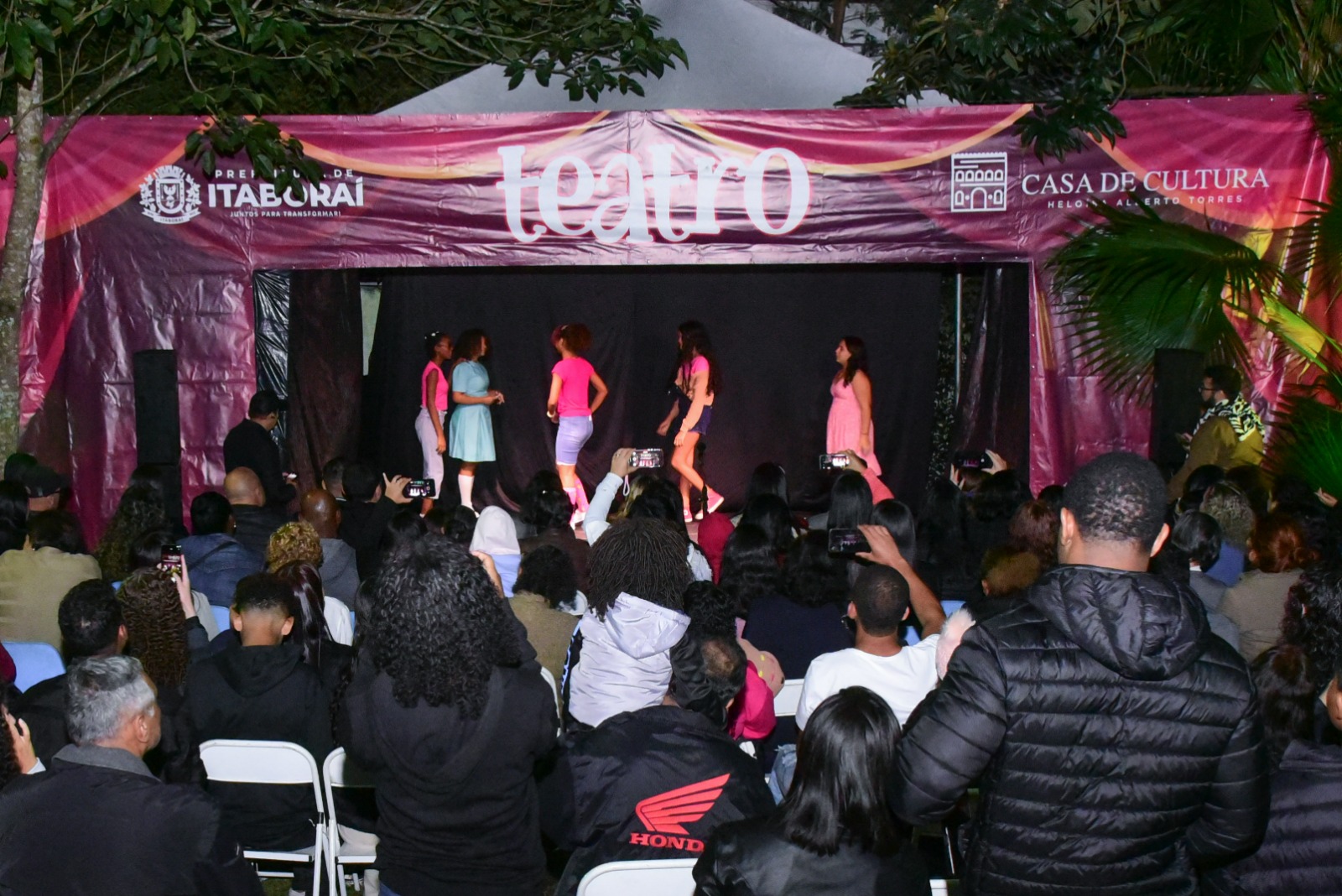 Formandos do teatro da CCHAT encantam público na 6ª Mostra de Cenas Curtas em Itaboraí