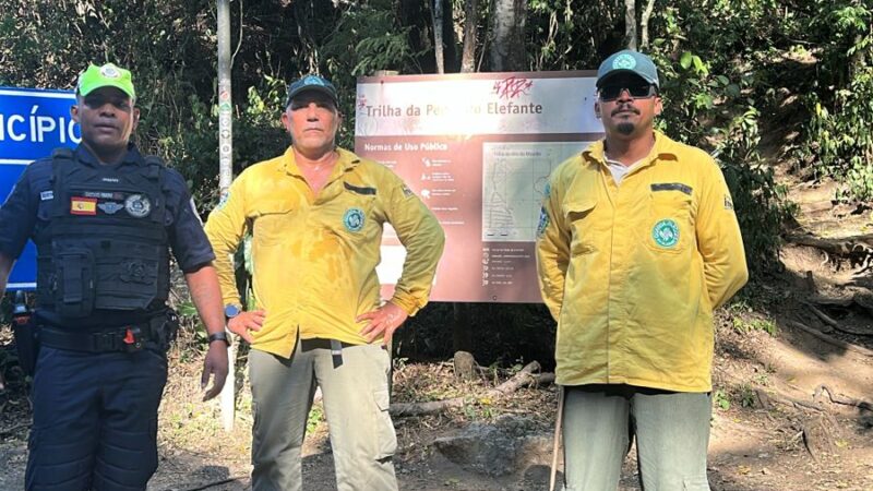 Guarda Municipal de Maricá garante a segurança de trilheiros durante incêndio provocado por balão no Morro do Elefante