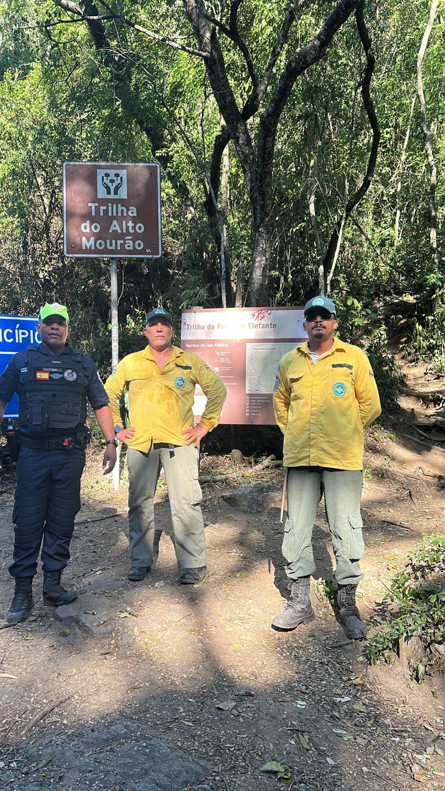 Guarda Municipal de Maricá garante a segurança de trilheiros durante incêndio provocado por balão no Morro do Elefante