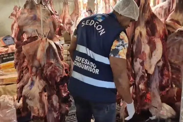 Açougue em Niterói é flagrado com mais de 1 tonelada de alimentos vencidos e sem validade