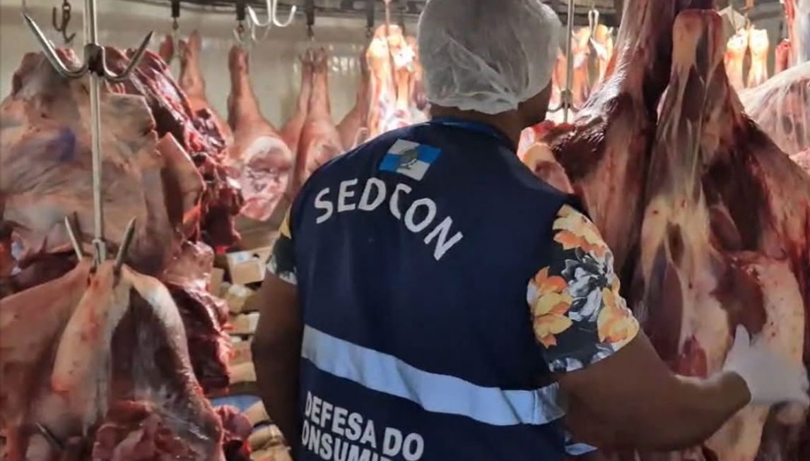 Mais uma casa de carnes é interditada em Niterói por alimentos impróprios