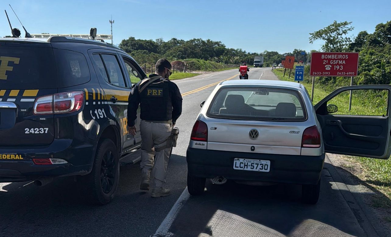PRF intercepta veículo furtado na BR-493 em Itaboraí; motorista confessa crime