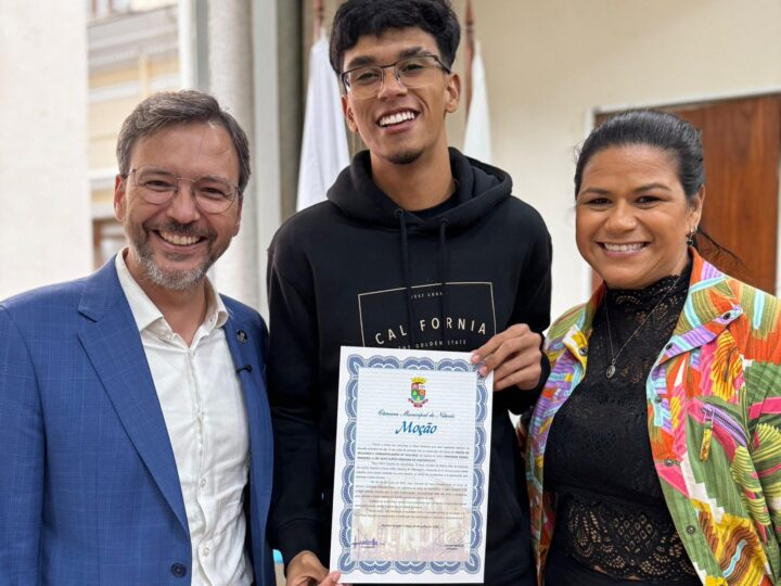 Vereador Daniel Marques homenageia jovem que salvou cachorro agredido em Itacoatiara