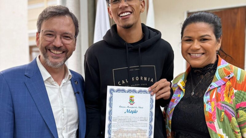 Vereador Daniel Marques homenageia jovem que salvou cachorro agredido em Itacoatiara