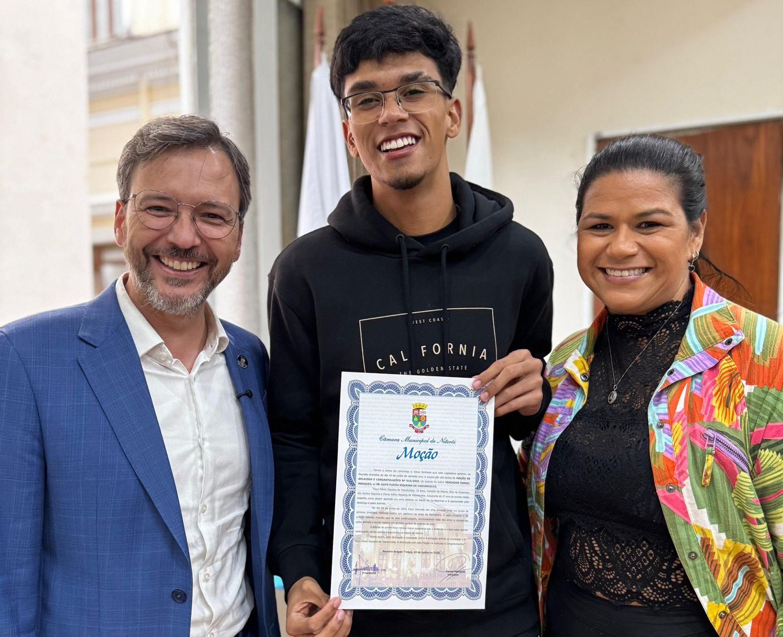 Vereador Daniel Marques homenageia jovem que salvou cachorro agredido em Itacoatiara