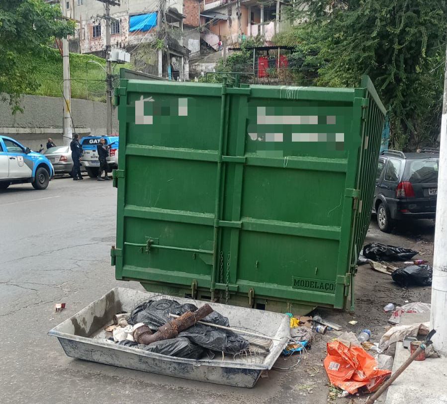 Ferro-velho interditado é alvo de nova ação do 12º BPM no acesso ao Morro do Cavalão, em Niterói