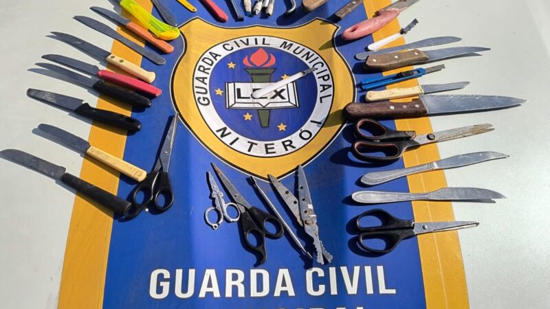 Guarda Municipal apreende grande quantidade de facas em área invadida no Centro de Niterói