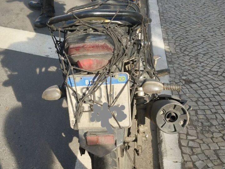 Moto com placa encoberta leva condutor à prisão no Centro de Niterói