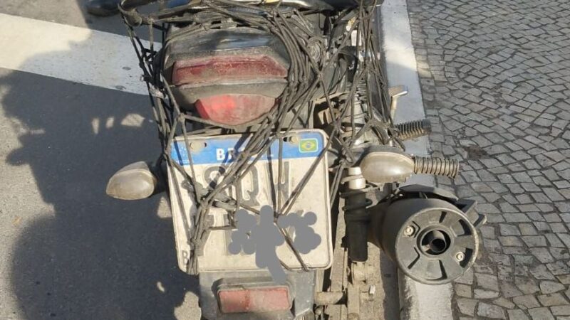 Moto com placa encoberta leva condutor à prisão no Centro de Niterói