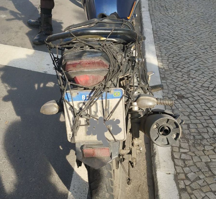 Moto com placa encoberta leva condutor à prisão no Centro de Niterói
