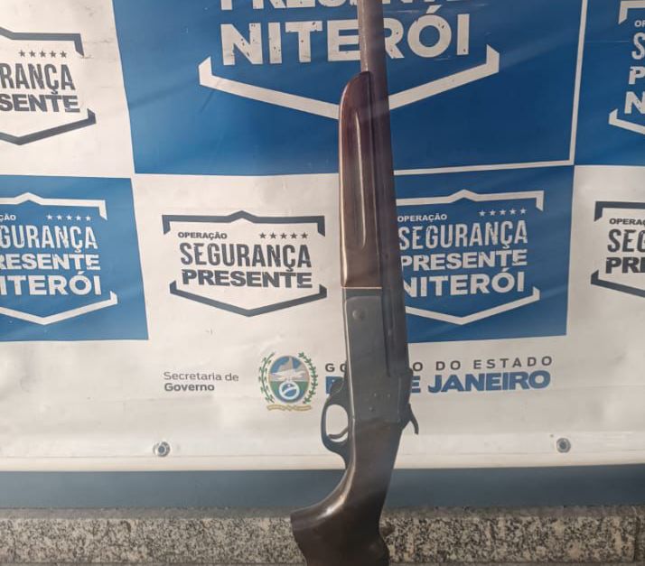 Segurança Presente apreende espingarda calibre 12 em casa abandonada em São Francisco, Niterói