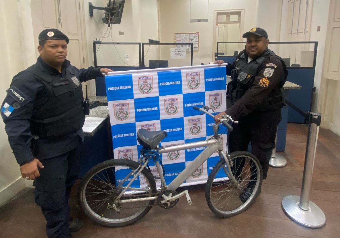 Homem em situação de rua é preso após furtar bicicleta no Centro de Niterói