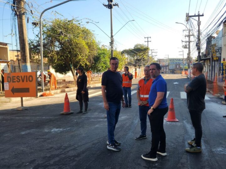 Secretário Paulo Bagueira acompanha liberação de tráfego na Rua General Castrioto, no Barreto