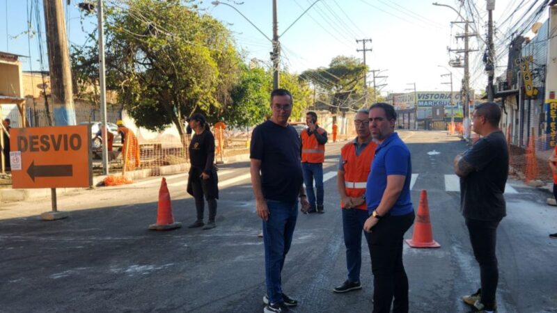 Secretário Paulo Bagueira acompanha liberação de tráfego na Rua General Castrioto, no Barreto