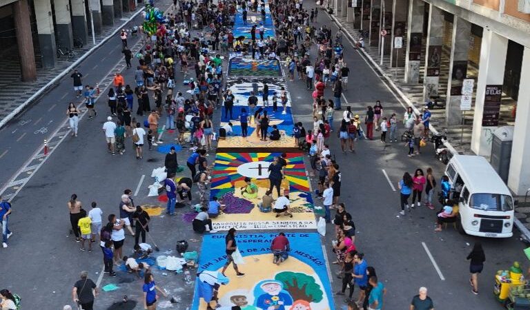 Fé, união e tradição: centenas participam da confecção do tapete de Corpus Christi na Amaral Peixoto