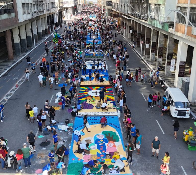 Fé, união e tradição: centenas participam da confecção do tapete de Corpus Christi na Amaral Peixoto