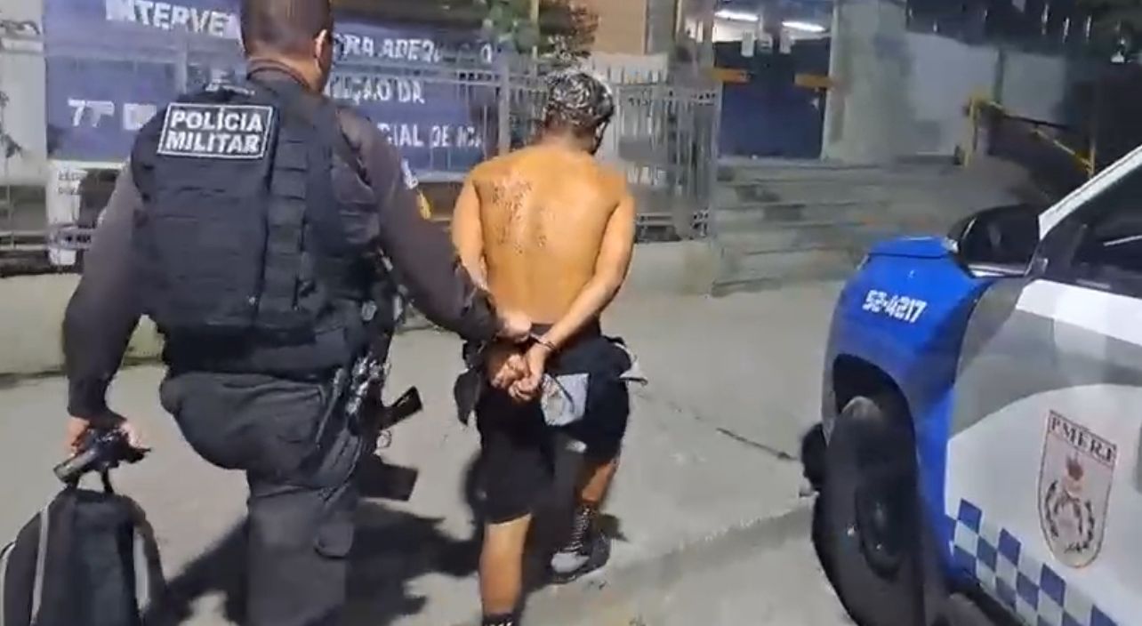 Ação rápida da Polícia Militar prende suspeito com arma de uso restrito e drogas em Niterói