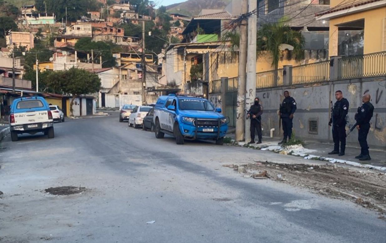 Polícia Militar remove uma tonelada de barricadas em operação no bairro Santa Catarina, em São Gonçalo