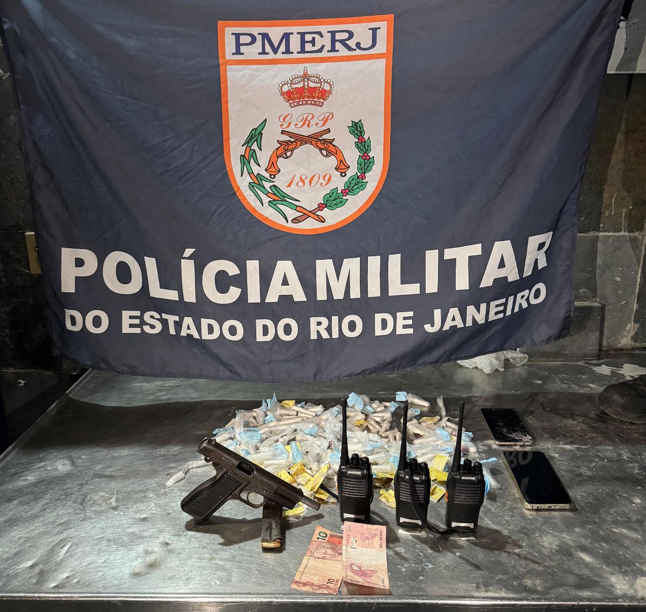Polícia Militar apreende drogas e arma em operação no Fonseca, em Niterói