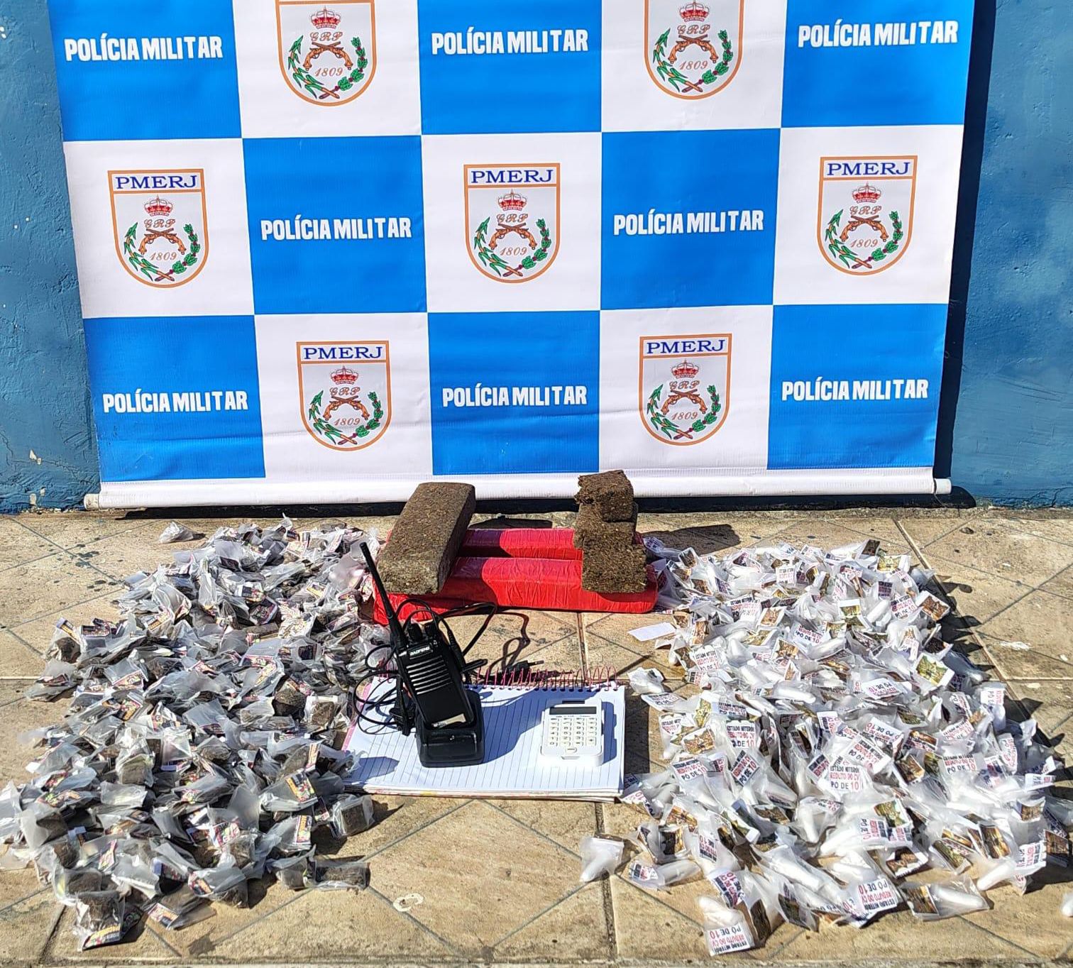 Polícia Militar apreende drogas no Morro do Estado, em Niterói nesta quinta-feira