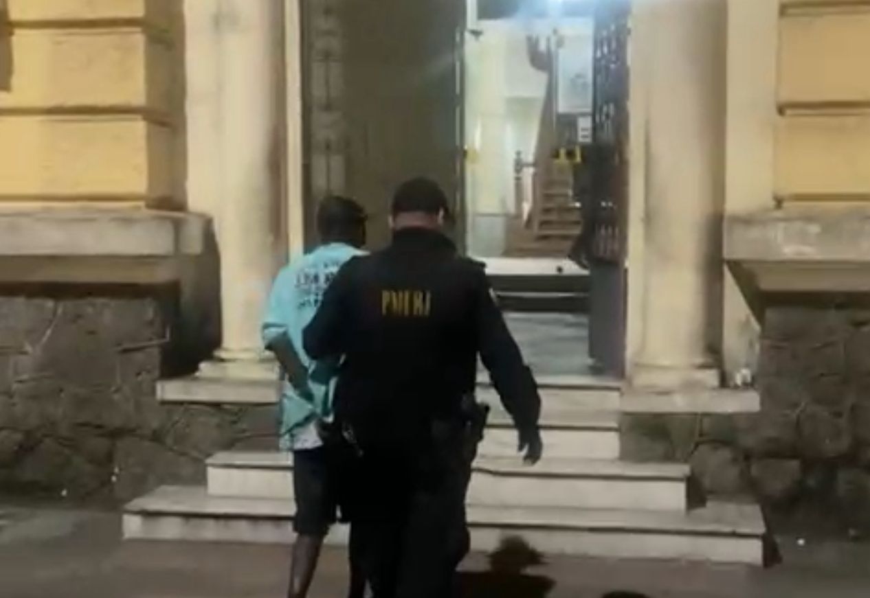 Polícia Militar prende homem com 9 passagens após furto em residência de Icaraí, em Niterói