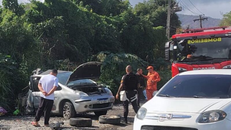 Grave acidente entre carro e caminhão deixa motorista em estado grave na RJ-106, em Maricá