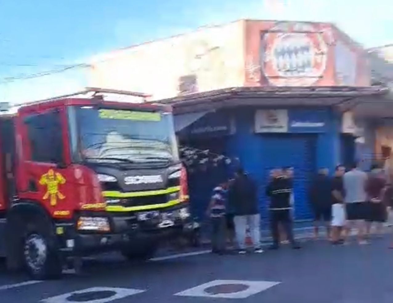 TRAGÉDIA NA ENGENHOCA: INCÊNDIO ATINGE PADARIA E DEIXA UMA VÍTIMA FATAL