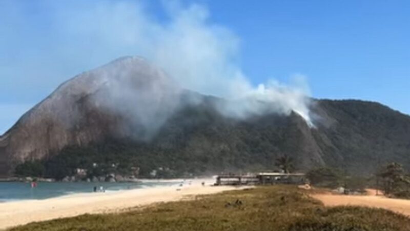 Incêndio de grandes proporções atinge a Pedra do Elefante, em Itaipuaçu