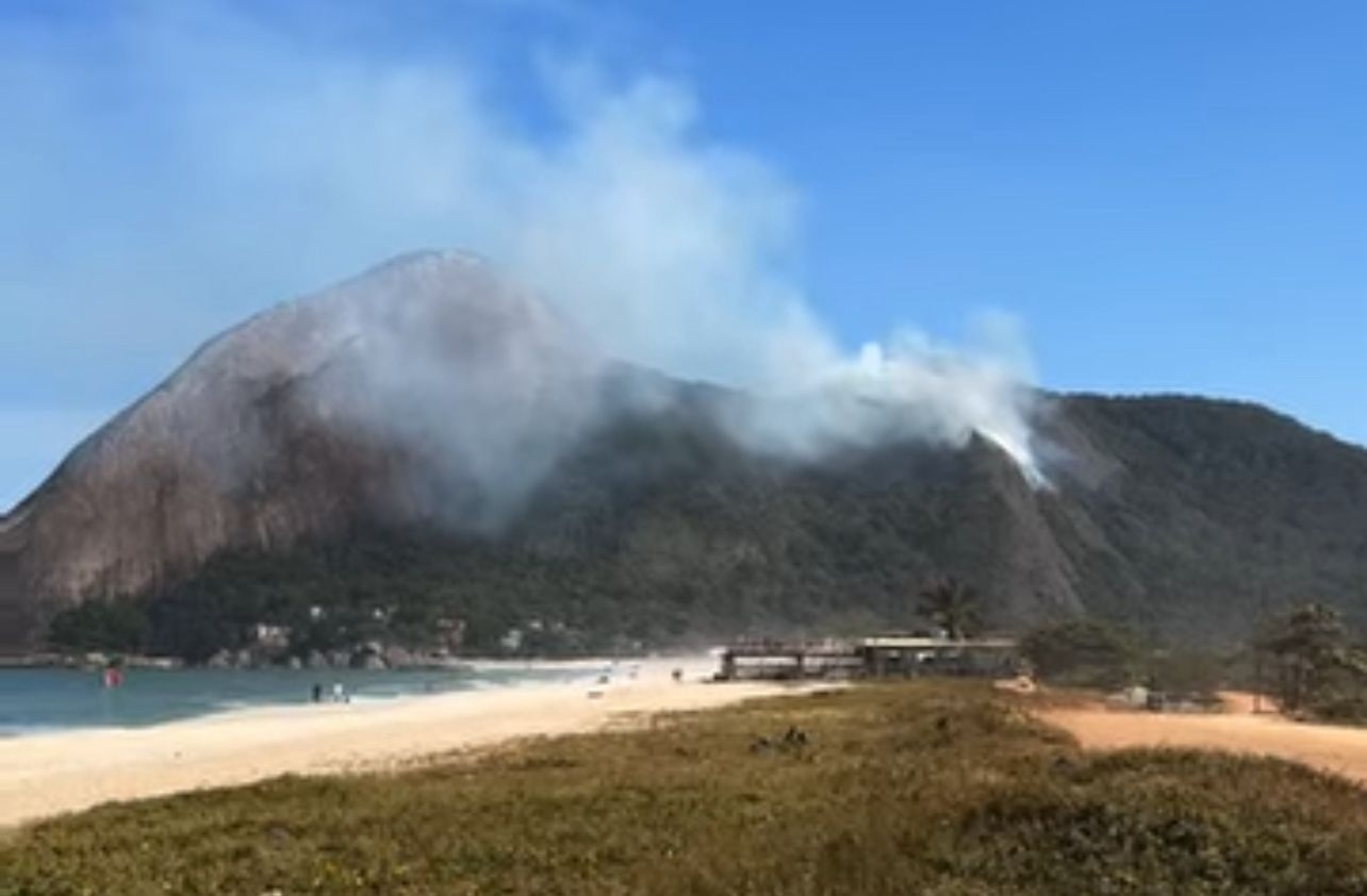 Incêndio de grandes proporções atinge a Pedra do Elefante, em Itaipuaçu