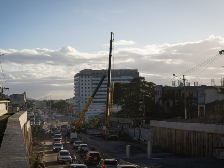 Obra na Avenida 22 de Maio avança com içamento de vigas para construção de nova área de lazer e mobilidade