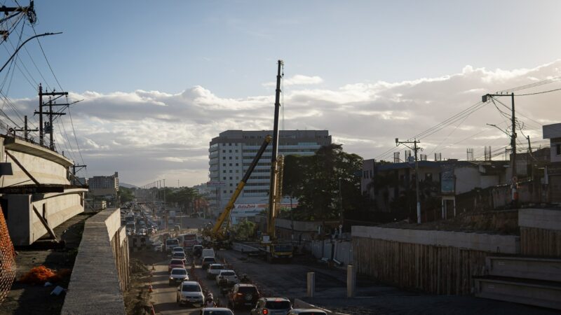 Obra na Avenida 22 de Maio avança com içamento de vigas para construção de nova área de lazer e mobilidade