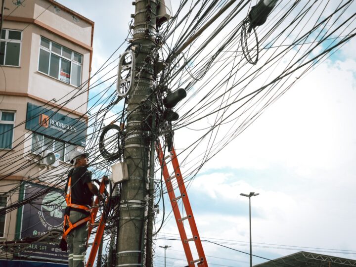 Prefeitura de Itaboraí inicia projeto de despoluição visual com limpeza de fios nos centros urbanos