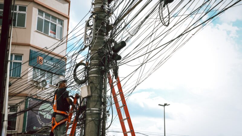 Prefeitura de Itaboraí inicia projeto de despoluição visual com limpeza de fios nos centros urbanos