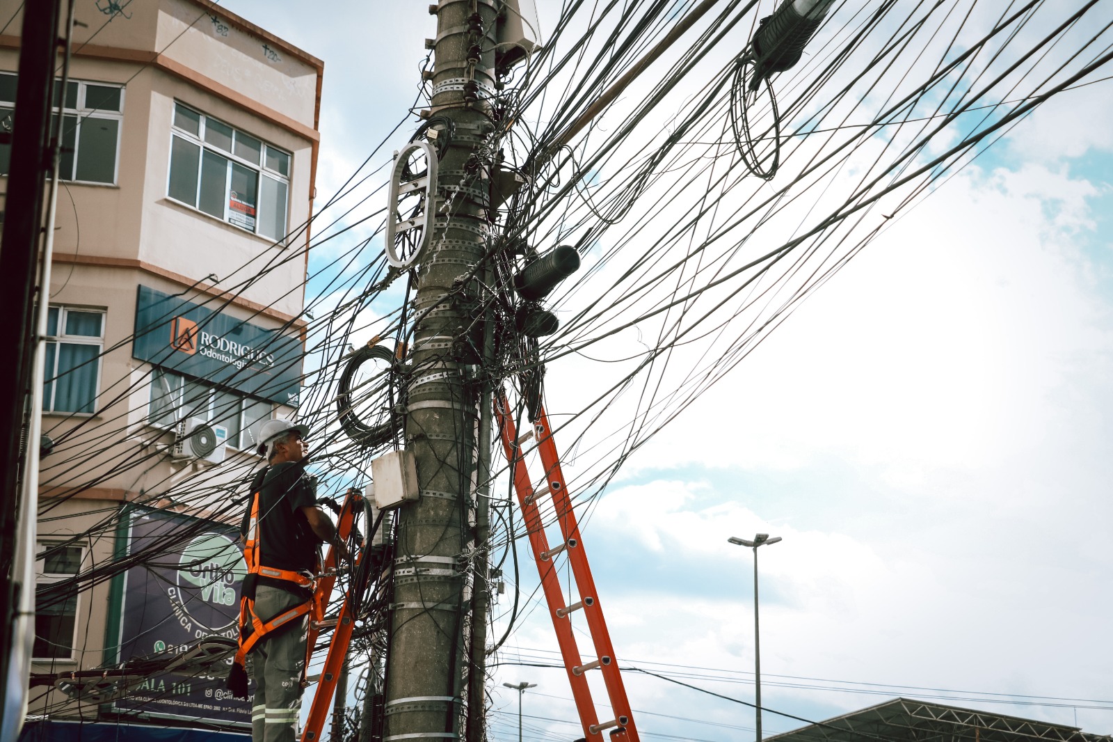Prefeitura de Itaboraí inicia projeto de despoluição visual com limpeza de fios nos centros urbanos