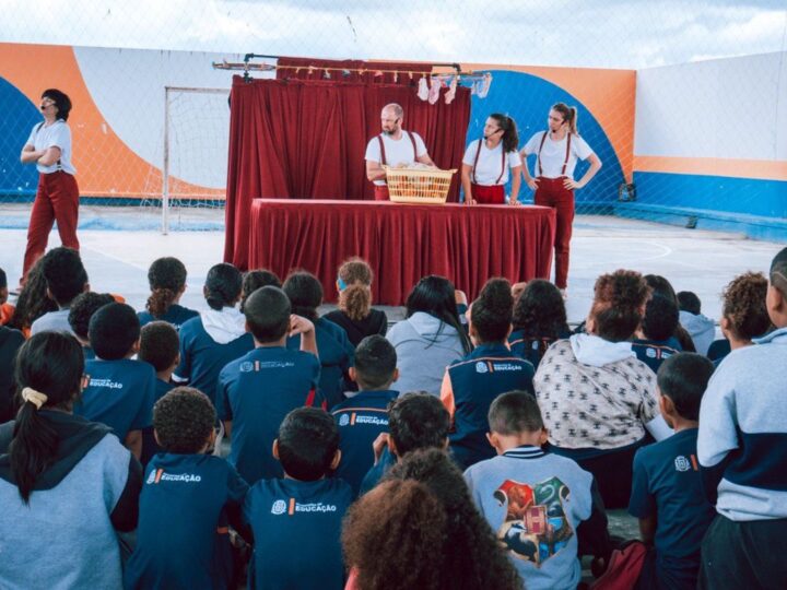 Teatro de fantoches aborda prevenção à violência infantil em escola de Itaboraí