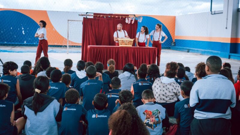 Teatro de fantoches aborda prevenção à violência infantil em escola de Itaboraí
