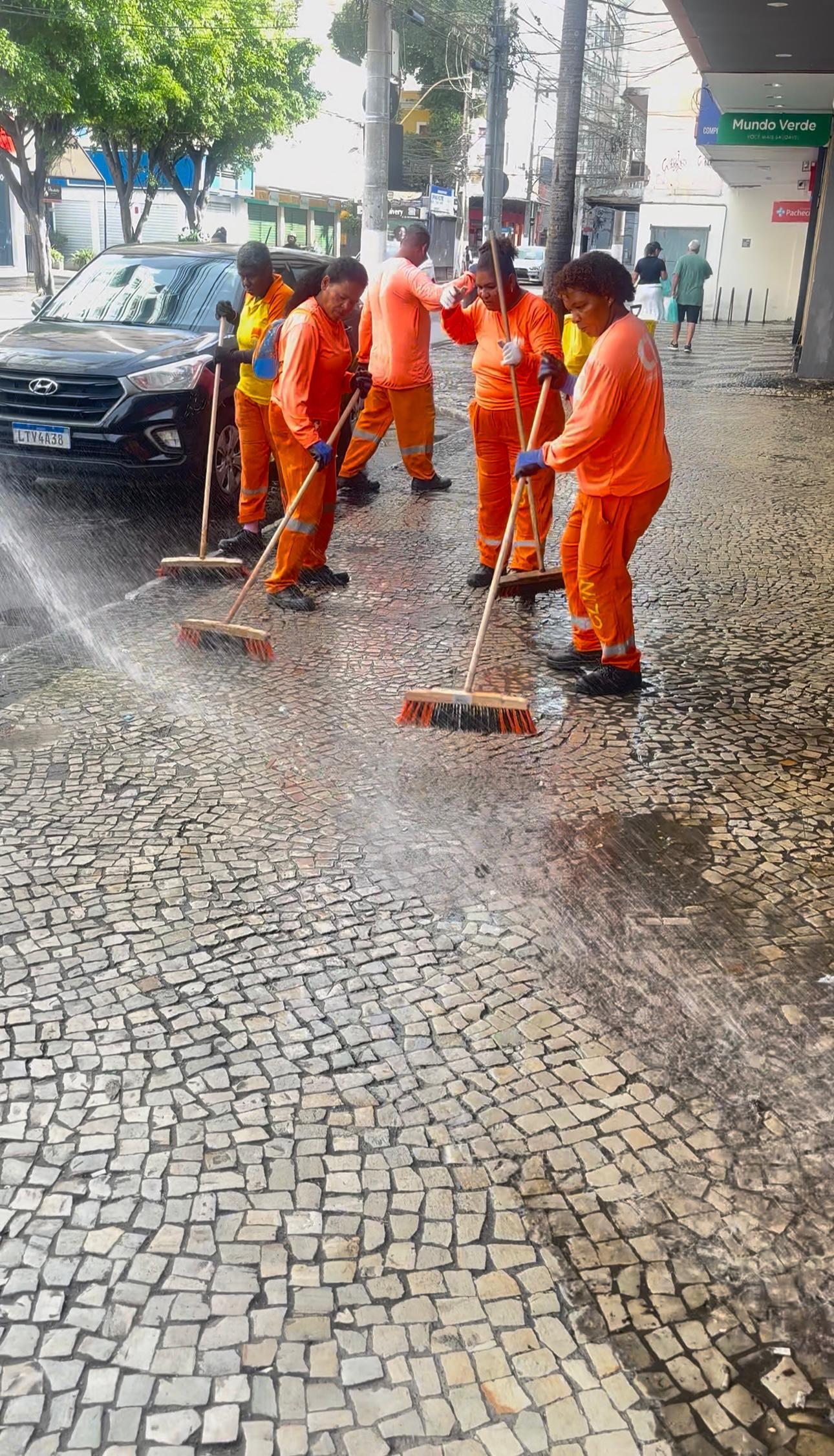 Clin intensifica lavagem das ruas de Icaraí