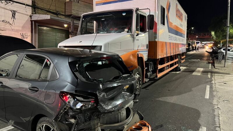 Grave acidente na descida da Caixa d’Água envolve caminhão e deixa cinco feridos