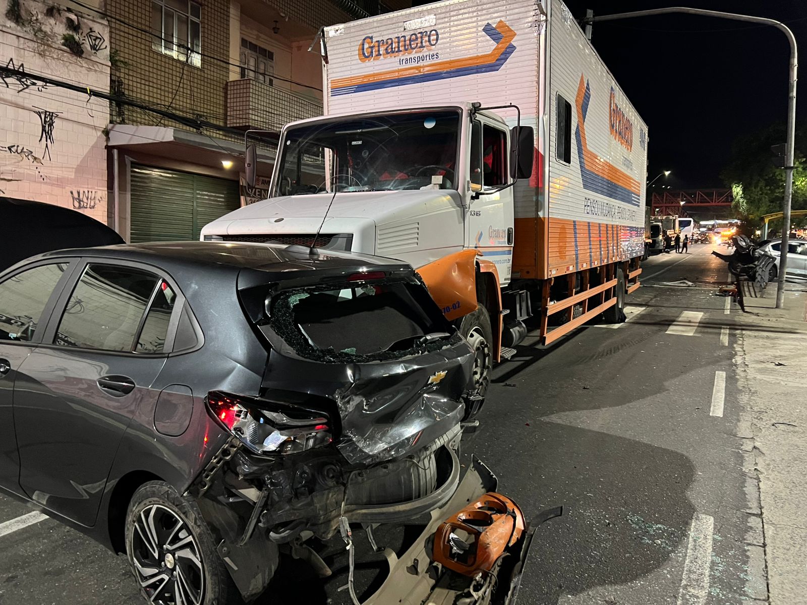 Grave acidente na descida da Caixa d’Água envolve caminhão e deixa cinco feridos