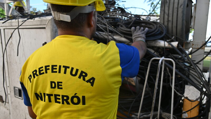 Prefeitura de Niterói remove cerca de 50 toneladas de fios em desuso na cidade