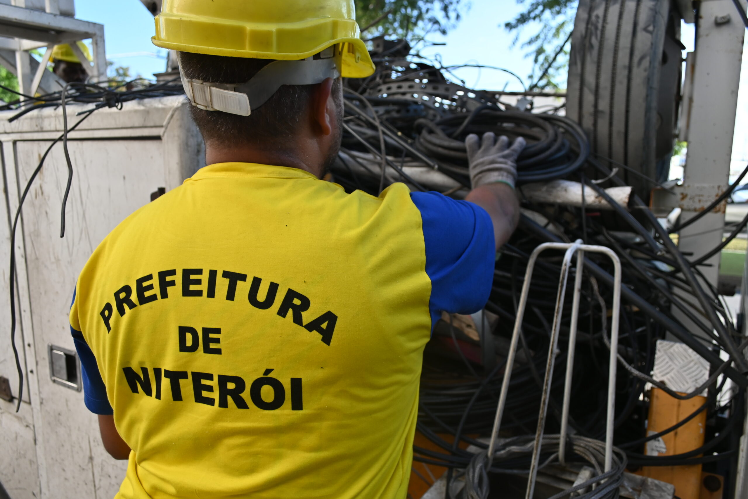 Prefeitura de Niterói remove cerca de 50 toneladas de fios em desuso na cidade